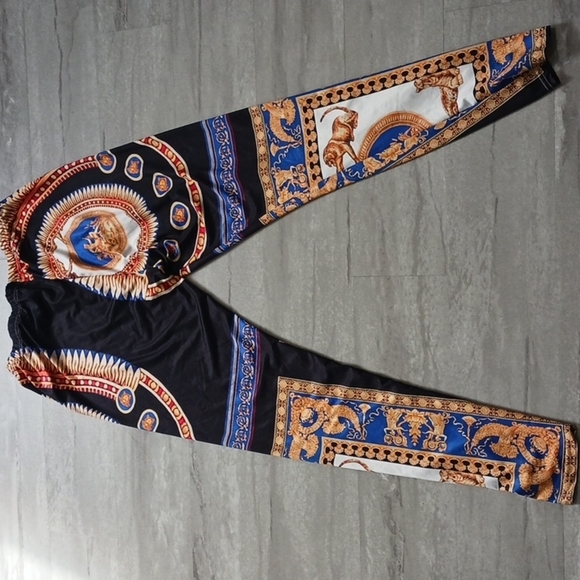 Women's Trendy Graphic Legging Size large. - Picture 2 of 13